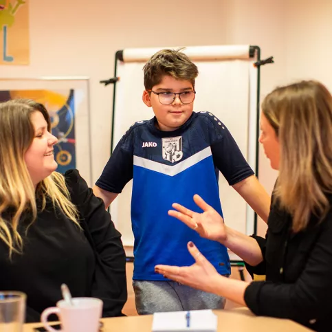 Services éducatifs Louis et Zélie Martin à Colmar - dispositif AEMO - Anna S.   (gauche), mère d’Antony (centre), enfant accueilli en AEMO, et Barbara Brignon (droite), éducatrice spécialisée AEMOH